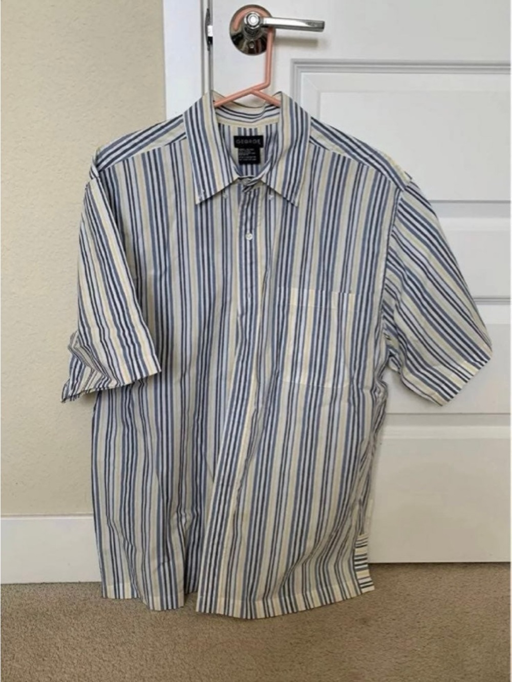3 for $15! George Mens Striped Shirt L
Short sleeve collared button down shirt